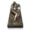 E. Sala scultura in bronzo con donna nuda distesa e