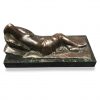 E. Sala scultura in bronzo con donna nuda distesa d