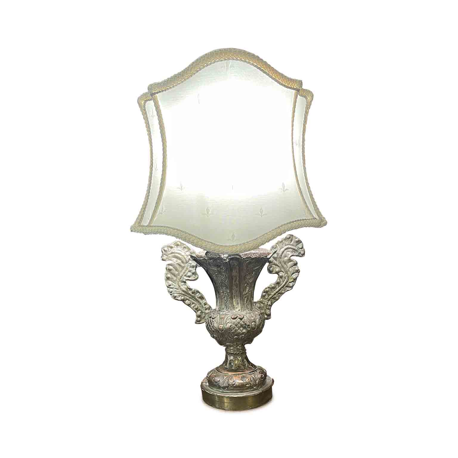 lampada antica del 1700 con paralume a ventola sagomata q
