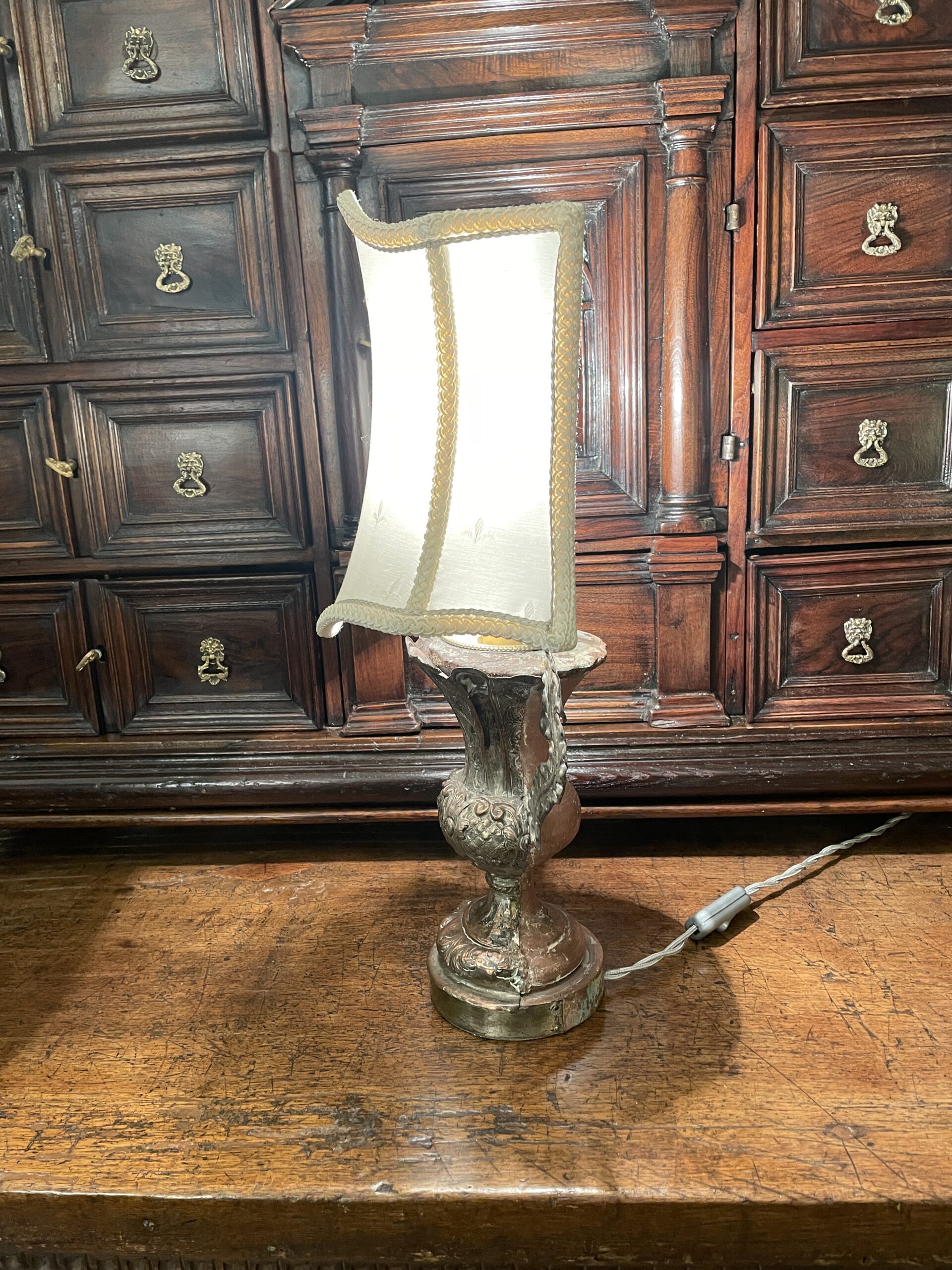 lampada antica del 1700 con paralume a ventola sagomata r