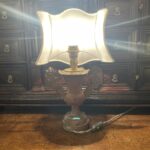 lampada antica del 1700 con paralume a ventola sagomata t