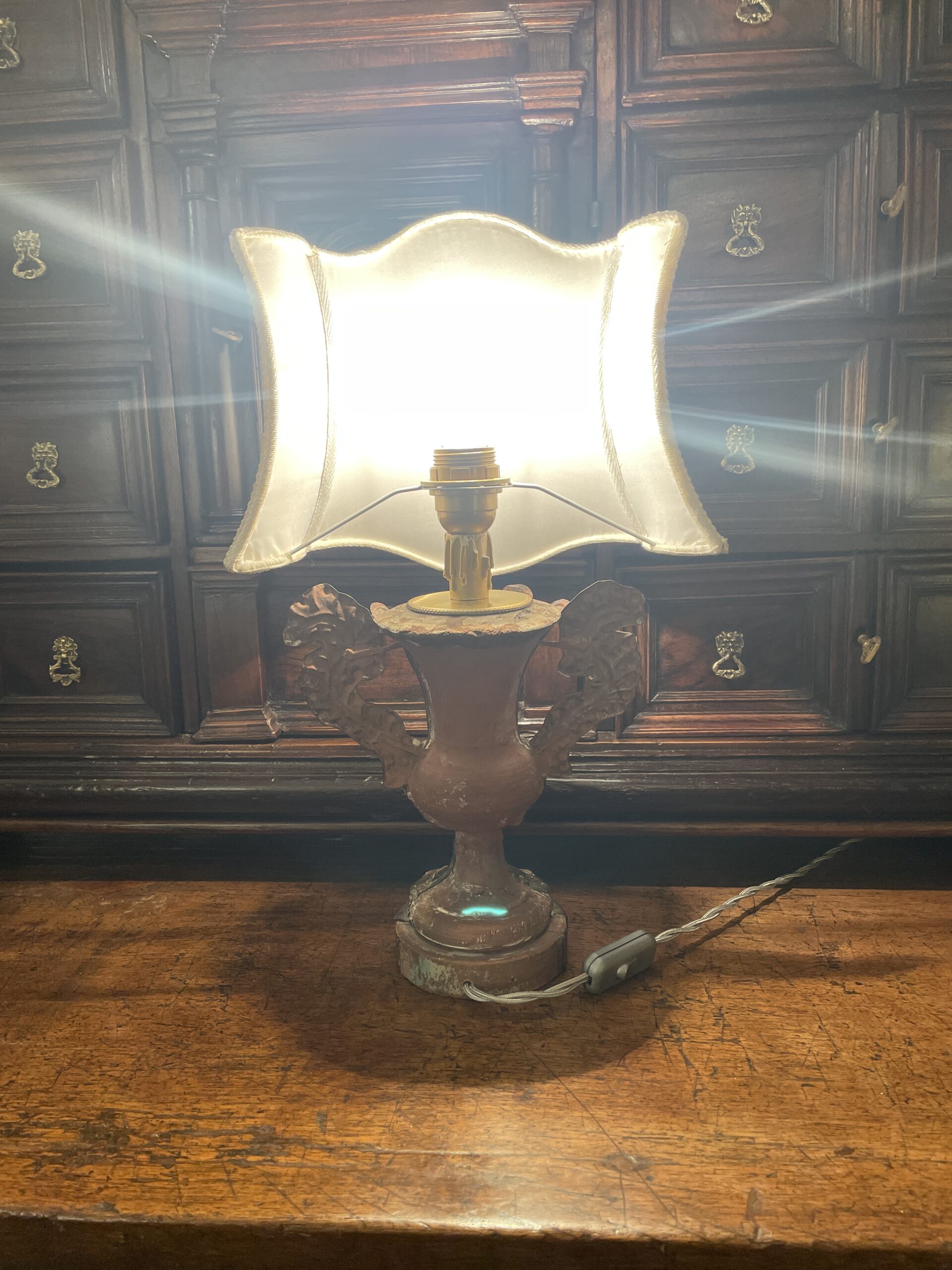 lampada antica del 1700 con paralume a ventola sagomata t