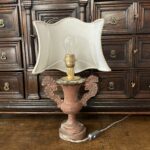lampada antica del 1700 con paralume a ventola sagomata y