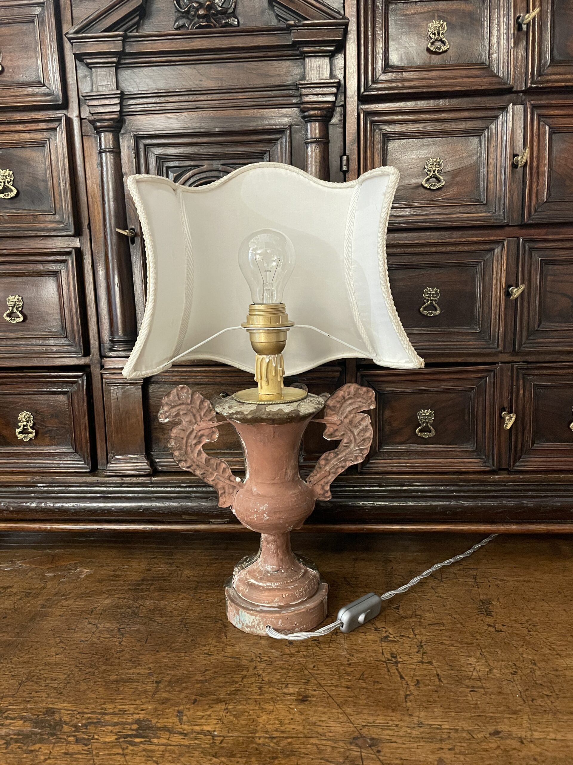 lampada antica del 1700 con paralume a ventola sagomata y