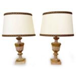 coppia di lampade da comodino 1800 vasi in legno intagliato laccato in rosa e dorato a