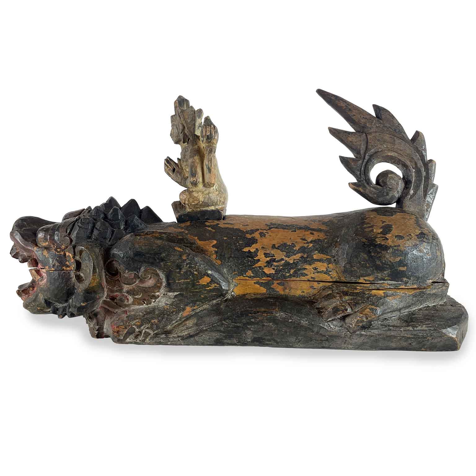 scultura di animale fantastico con divinità