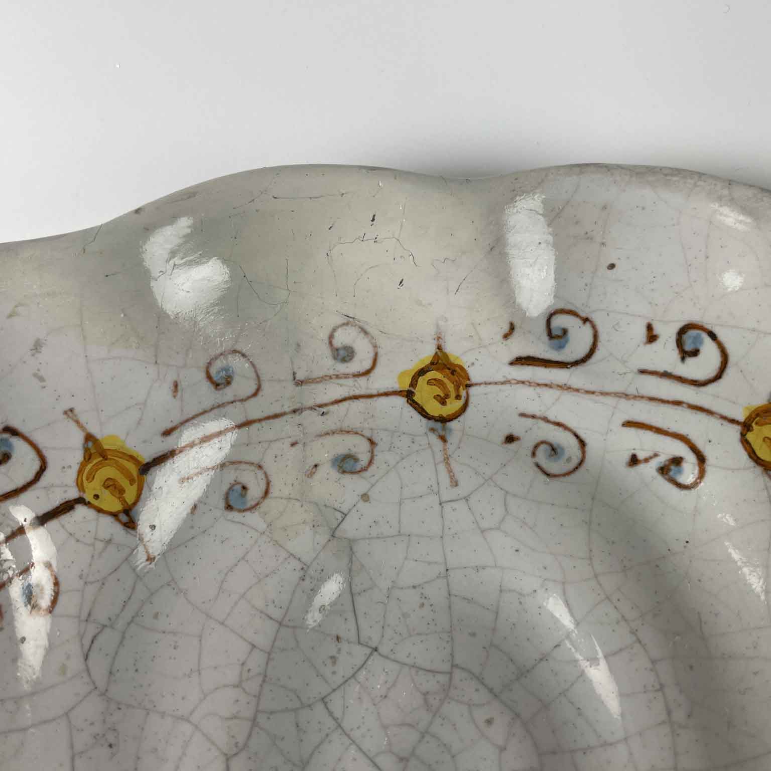 crespina in maiolica a decoro compendiario deruta 1700 f