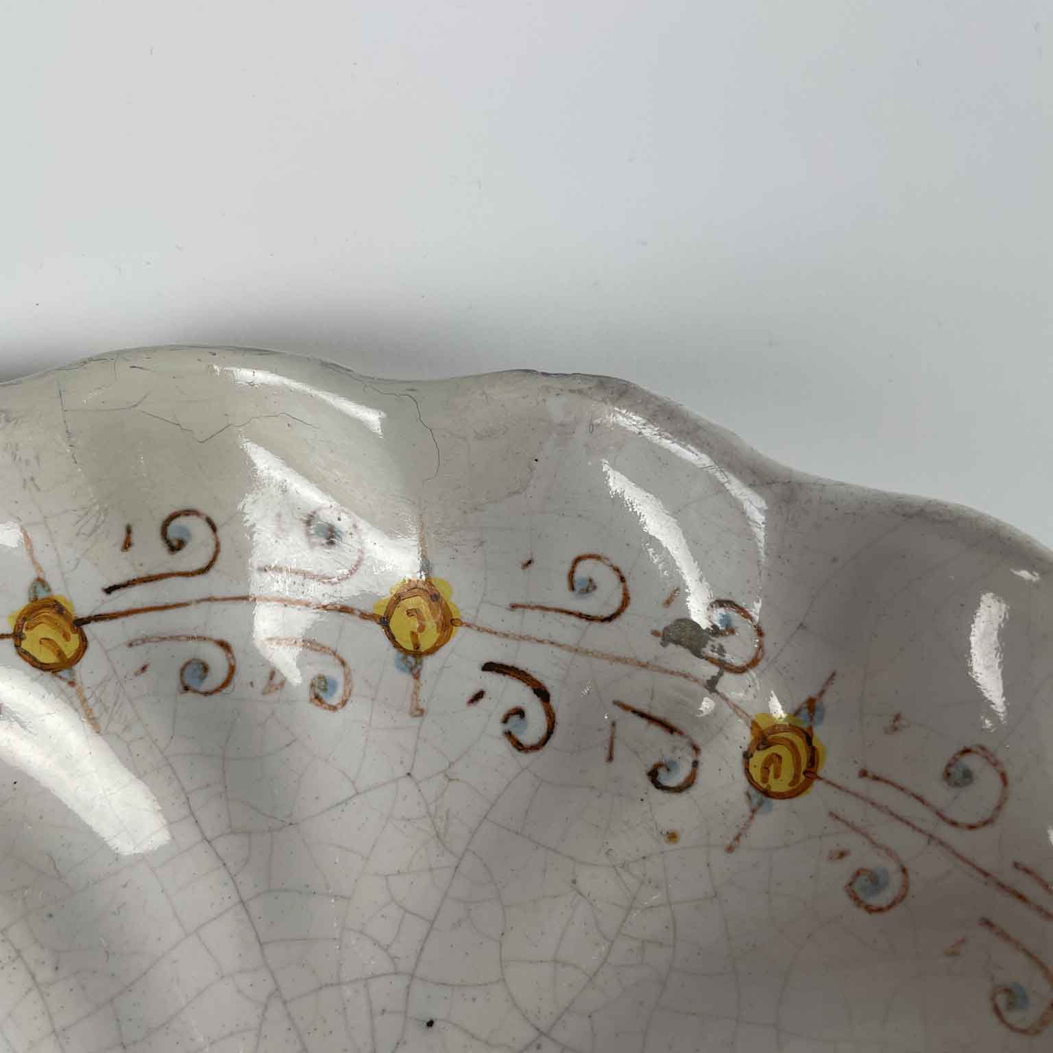 crespina in maiolica a decoro compendiario deruta 1700 g