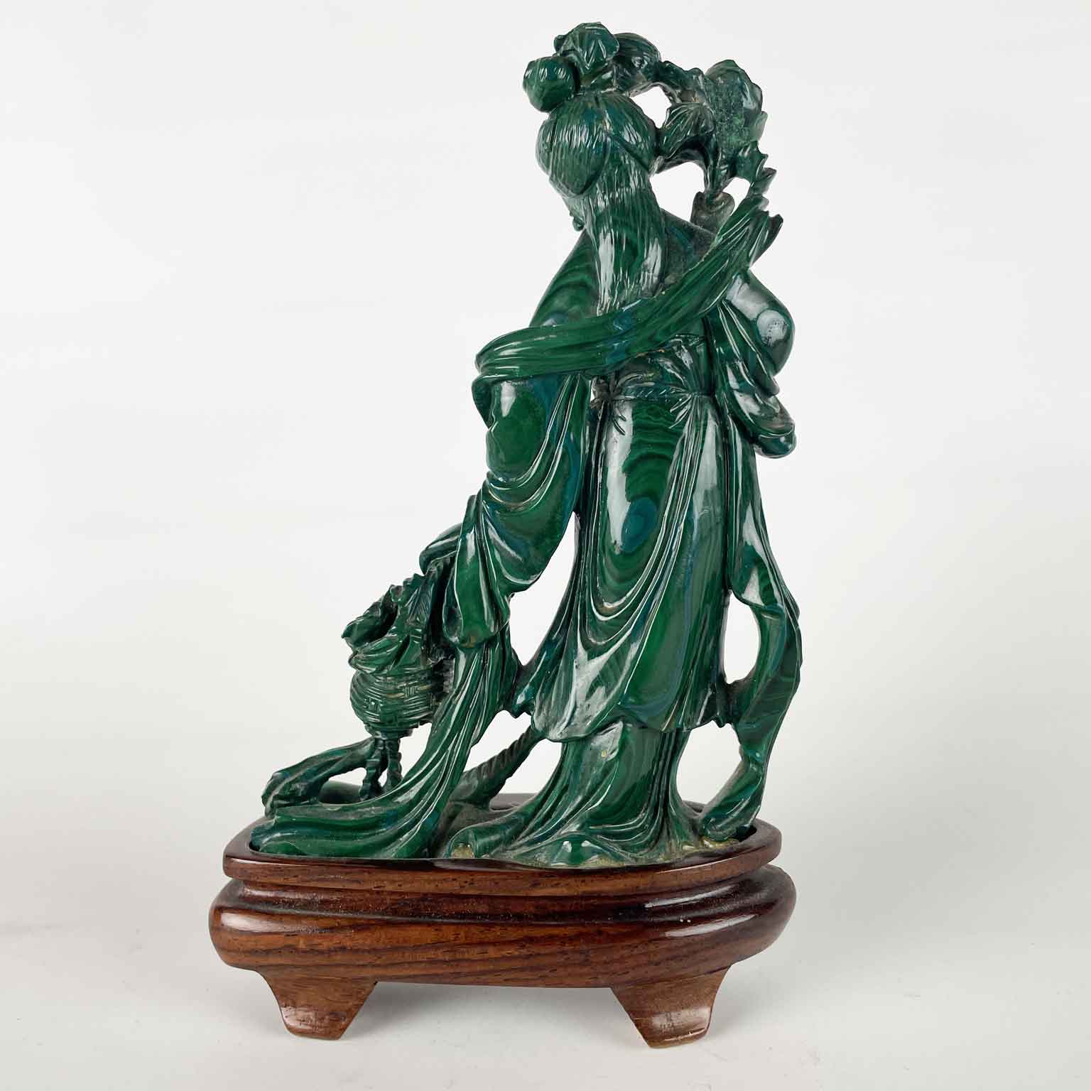figura di donna cinese in malachite con fiori b