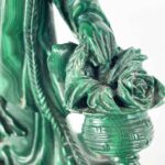 figura di donna cinese in malachite con fiori e