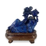 figura di donna sdraiata in lapislazzuli