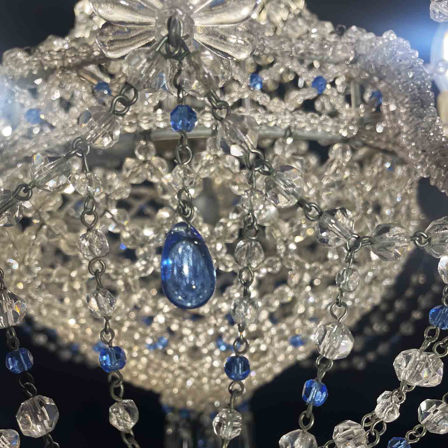 lampadario con perline trasparenti e cristalli azzurri c