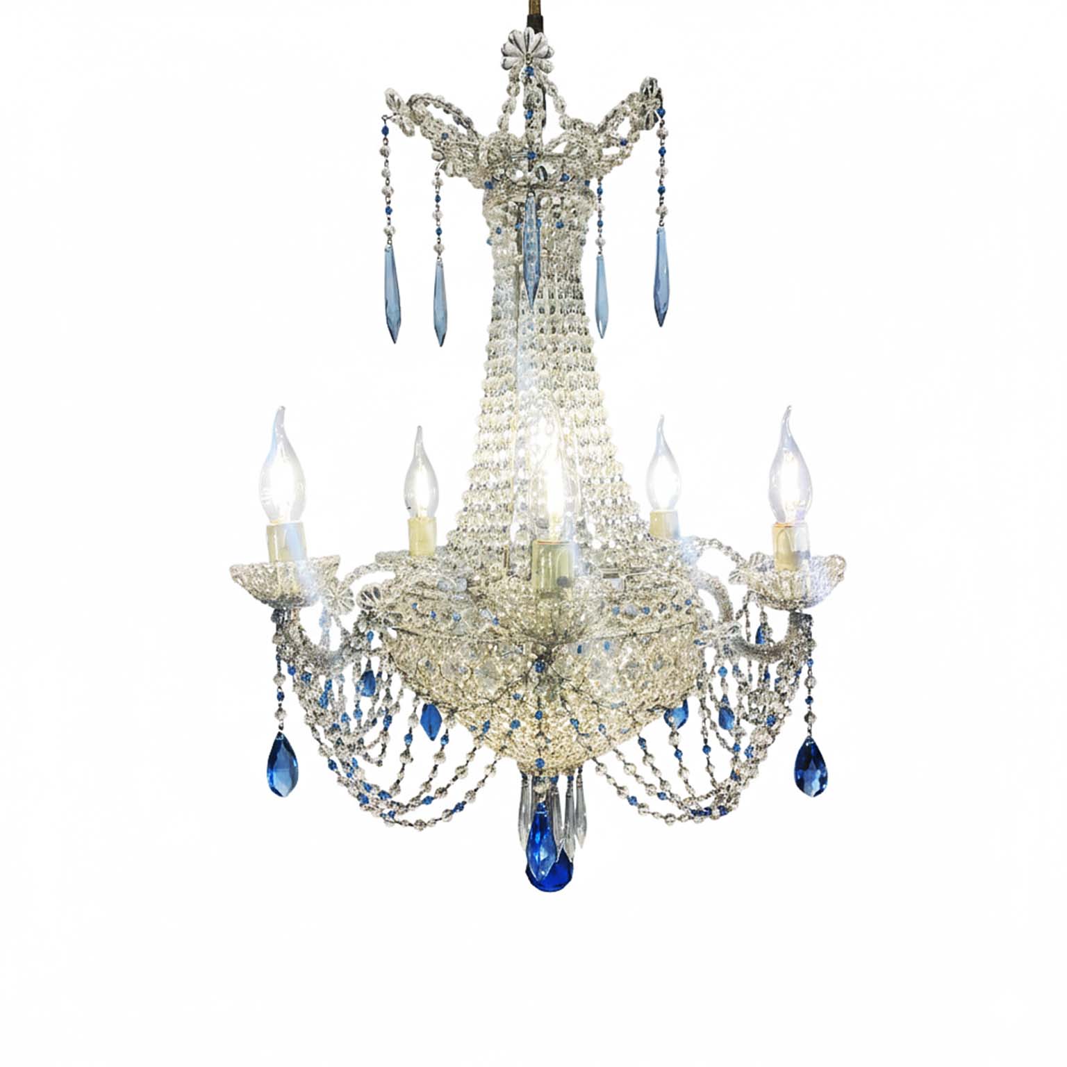 lampadario con perline trasparenti e cristalli azzurri e