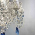 lampadario con perline trasparenti e cristalli azzurri i