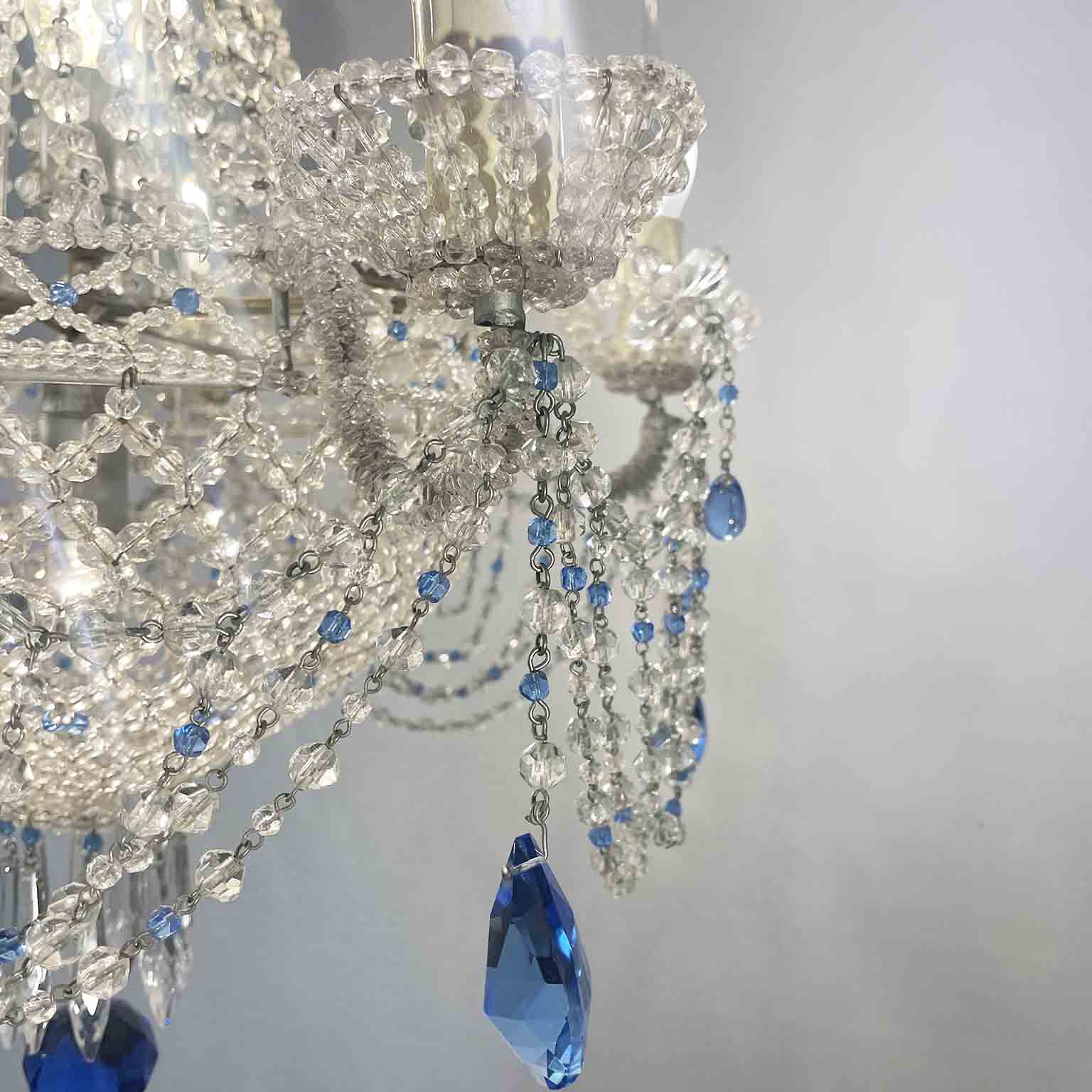 lampadario con perline trasparenti e cristalli azzurri i