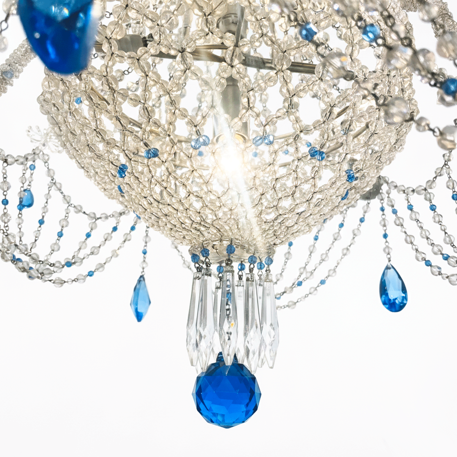lampadario con perline trasparenti e cristalli azzurri m