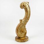 fregio in legno intagliato e dorato a forma di voluta primi 1800